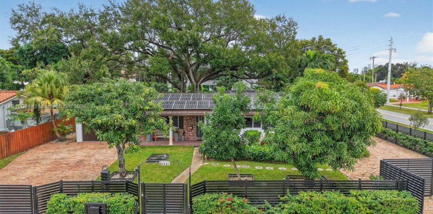 Дом в Майами, Флорида 4 спальни, 246.56м2 № 1967952