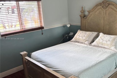 Villa ou maison à vendre à Miami, Floride: 4 chambres, 197.14 m2 № 2054773 - photo 18