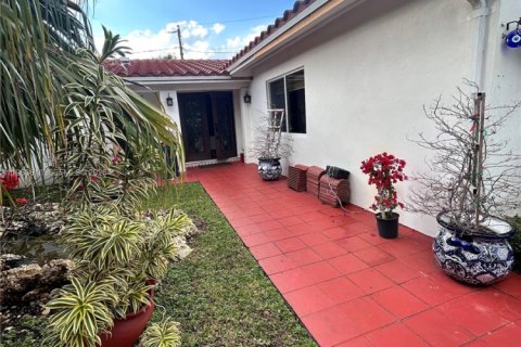 Villa ou maison à vendre à Miami, Floride: 4 chambres, 197.14 m2 № 2054773 - photo 2