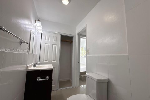 Villa ou maison à louer à Miami, Floride: 4 chambres, 111.76 m2 № 2040377 - photo 13