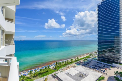 Condo in Hallandale Beach, Florida, 1 bedroom № 1955366