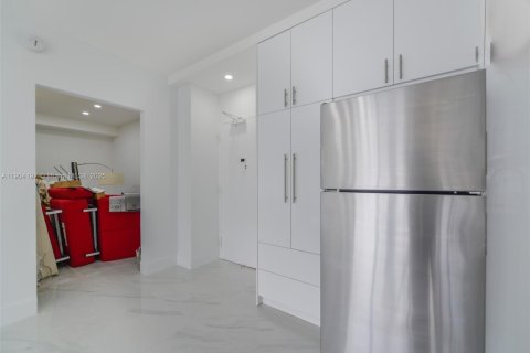 Condo in Hallandale Beach, Florida, 1 bedroom  № 1955366 - photo 8