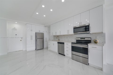 Condo in Hallandale Beach, Florida, 1 bedroom  № 1955366 - photo 6