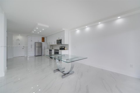 Condo in Hallandale Beach, Florida, 1 bedroom  № 1955366 - photo 13