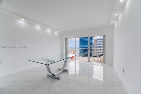 Condo in Hallandale Beach, Florida, 1 bedroom  № 1955366 - photo 12