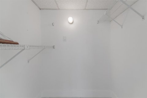 Condo in Hallandale Beach, Florida, 1 bedroom  № 1955366 - photo 17