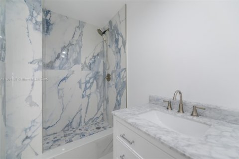 Condo in Hallandale Beach, Florida, 1 bedroom  № 1955366 - photo 10