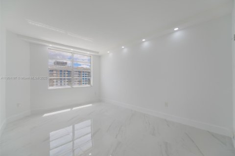 Condo in Hallandale Beach, Florida, 1 bedroom  № 1955366 - photo 14