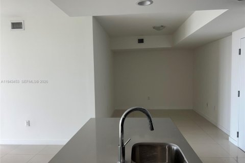 Condo in Doral, Florida, 2 bedrooms  № 2002959 - photo 5