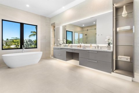 House in Boca Raton, Florida 5 bedrooms, 380.53 sq.m. № 2262588 - photo 7