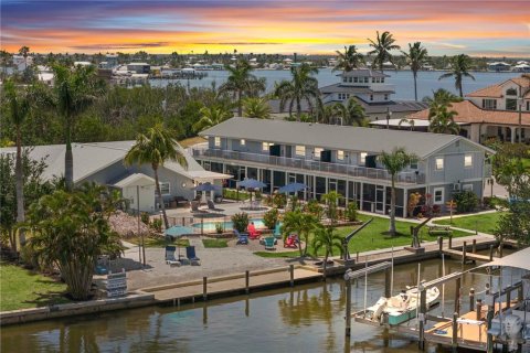 Propiedad comercial en venta en Cape Coral, Florida, 687.48 m2 № 1766249 - foto 3