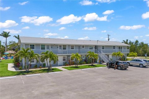 Propiedad comercial en venta en Cape Coral, Florida, 687.48 m2 № 1766249 - foto 9