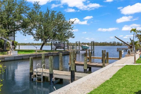 Propiedad comercial en venta en Cape Coral, Florida, 687.48 m2 № 1766249 - foto 13