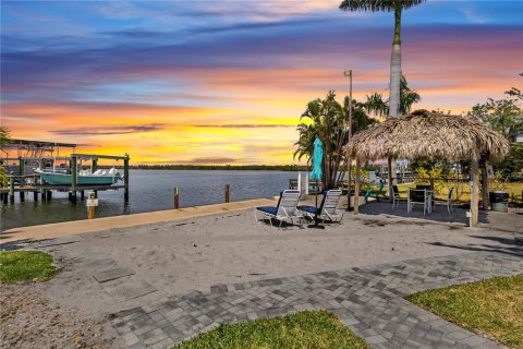 Propiedad comercial en venta en Cape Coral, Florida, 687.48 m2 № 1766249 - foto 24