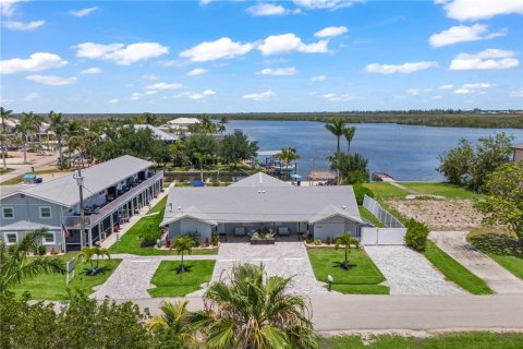 Propiedad comercial en venta en Cape Coral, Florida, 687.48 m2 № 1766249 - foto 4