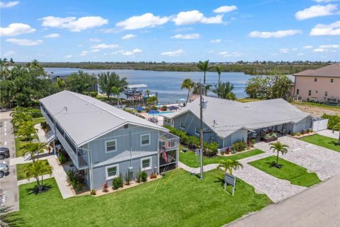 Propiedad comercial en venta en Cape Coral, Florida, 687.48 m2 № 1766249 - foto 6