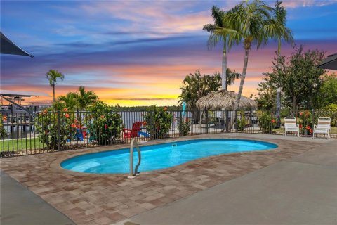 Propiedad comercial en venta en Cape Coral, Florida, 687.48 m2 № 1766249 - foto 27