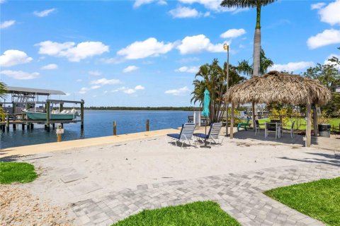 Propiedad comercial en venta en Cape Coral, Florida, 687.48 m2 № 1766249 - foto 29