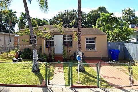 House in Miami, Florida 2 bedrooms, 134.8 sq.m. № 1861230 - photo 1