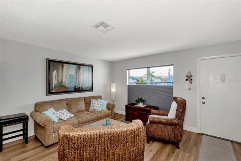Villa ou maison à vendre à Port Charlotte, Floride: 3 chambres, 150.78 m2 № 999036 - photo 4