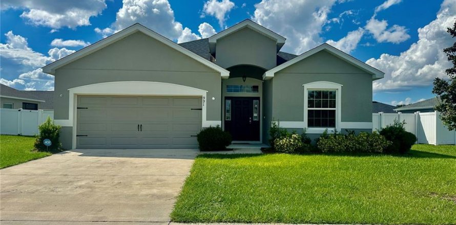 House in Eagle Lake, Florida 4 bedrooms, 189.06 sq.m. № 1719945