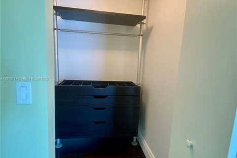 Condo in Miami, Florida, 2 bedrooms  № 1974786 - photo 11