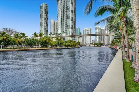 Condo in Miami, Florida, 2 bedrooms  № 1974786 - photo 17