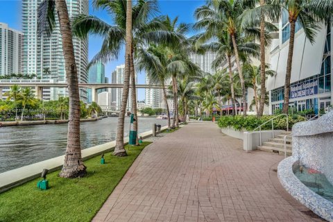 Condo in Miami, Florida, 2 bedrooms  № 1974786 - photo 16