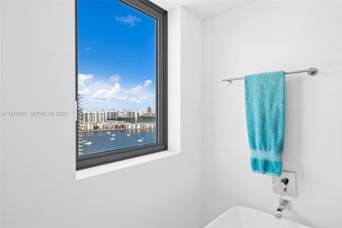 Condominio en venta en North Miami Beach, Florida, 2 dormitorios, 135.54 m2 № 1977097 - foto 15