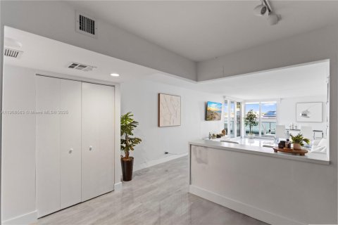 Condominio en venta en Sunny Isles Beach, Florida, 2 dormitorios, 148.92 m2 № 2012951 - foto 16