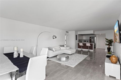 Condominio en venta en Sunny Isles Beach, Florida, 2 dormitorios, 148.92 m2 № 2012951 - foto 17