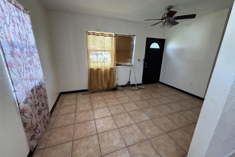 Casa en alquiler en Miami, Florida, 2 dormitorios, 67.45 m2 № 1949236 - foto 14
