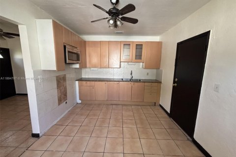Casa en alquiler en Miami, Florida, 2 dormitorios, 67.45 m2 № 1949236 - foto 11