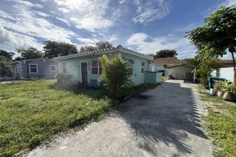 Casa en alquiler en Miami, Florida, 2 dormitorios, 67.45 m2 № 1949236 - foto 2