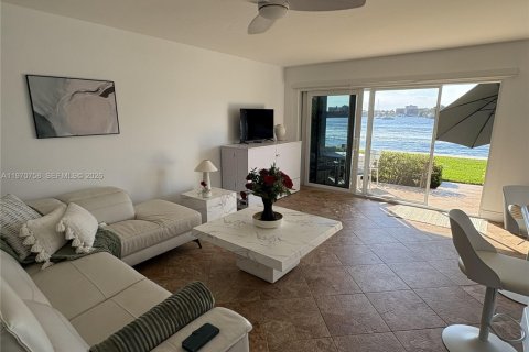 Copropriété à vendre à Pompano Beach, Floride: 1 chambre, 71.72 m2 № 2032471 - photo 2