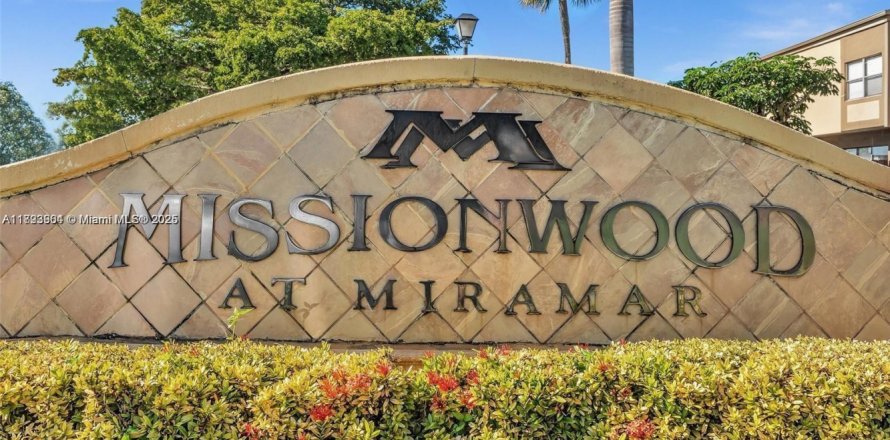 Townhouse in Miramar, Florida 2 bedrooms, 92.9 sq.m. № 1945699