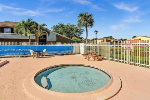 Townhouse in Miramar, Florida 2 bedrooms, 92.9 sq.m. № 1945699 - photo 26