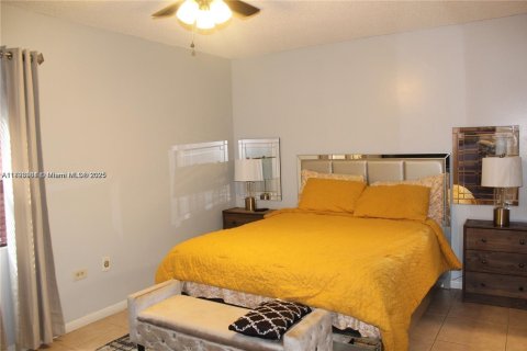 Townhouse in Miramar, Florida 2 bedrooms, 92.9 sq.m. № 1945699 - photo 18