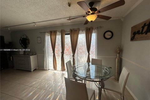 Townhouse in Miramar, Florida 2 bedrooms, 92.9 sq.m. № 1945699 - photo 9