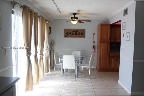 Townhouse in Miramar, Florida 2 bedrooms, 92.9 sq.m. № 1945699 - photo 8