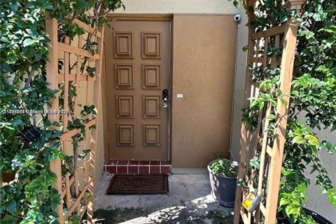 Townhouse in Miramar, Florida 2 bedrooms, 92.9 sq.m. № 1945699 - photo 3