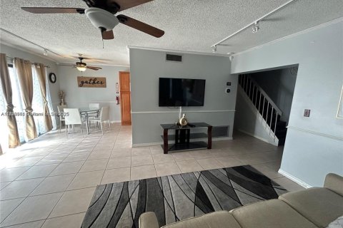 Townhouse in Miramar, Florida 2 bedrooms, 92.9 sq.m. № 1945699 - photo 6