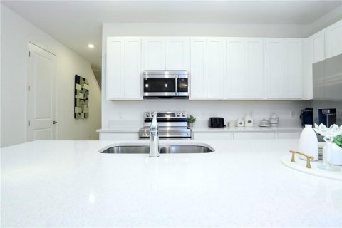 Townhouse in Davenport, Florida 3 bedrooms, 150.69 sq.m. № 2148525 - photo 12