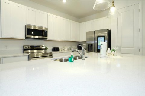 Townhouse in Davenport, Florida 3 bedrooms, 150.69 sq.m. № 2148525 - photo 13