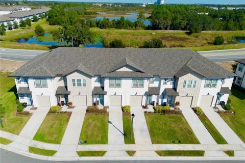 Townhouse in Davenport, Florida 3 bedrooms, 150.69 sq.m. № 2148525 - photo 2