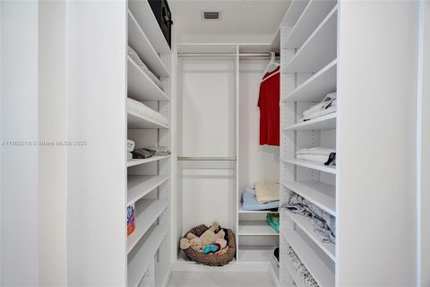 Condominio en venta en Sunny Isles Beach, Florida, 1 dormitorio, 81.85 m2 № 2012729 - foto 11