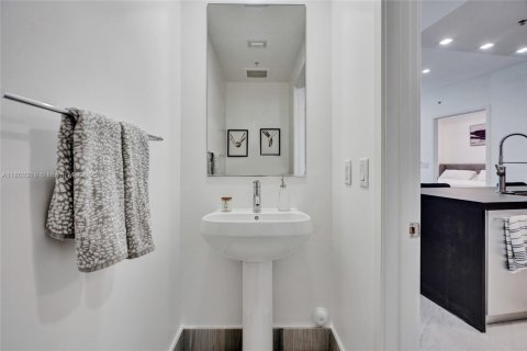 Condominio en venta en Sunny Isles Beach, Florida, 1 dormitorio, 81.85 m2 № 2012729 - foto 19