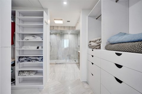 Condominio en venta en Sunny Isles Beach, Florida, 1 dormitorio, 81.85 m2 № 2012729 - foto 10