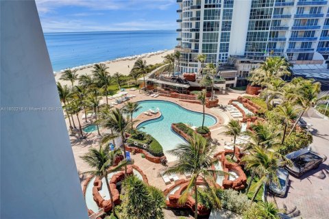 Condominio en venta en Sunny Isles Beach, Florida, 1 dormitorio, 81.85 m2 № 2012729 - foto 18
