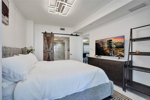 Condominio en venta en Sunny Isles Beach, Florida, 1 dormitorio, 81.85 m2 № 2012729 - foto 9